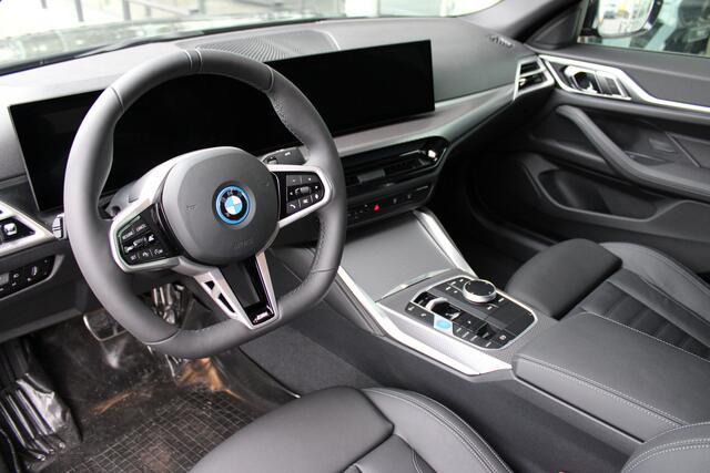 BMW i4 eDrive35 M Sport / Schuif-kanteldak / Achteruitrijcamera / Adaptieve LED / Active Cruise Control / Live Cockpit Plus / Comfort Access