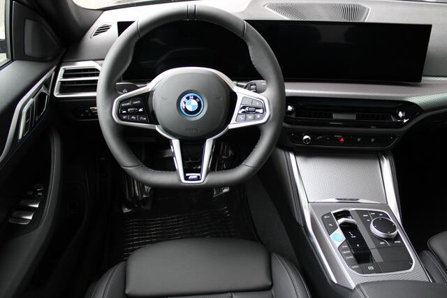 BMW i4 eDrive35 M Sport / Schuif-kanteldak / Achteruitrijcamera / Adaptieve LED / Active Cruise Control / Live Cockpit Plus / Comfort Access