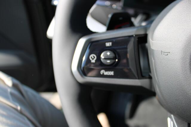 BMW i4 eDrive35 M Sport / Schuif-kanteldak / Achteruitrijcamera / Adaptieve LED / Active Cruise Control / Live Cockpit Plus / Comfort Access