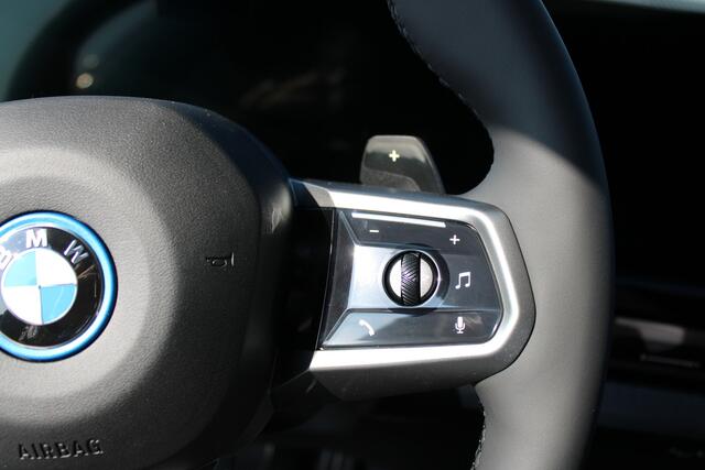 BMW i4 eDrive35 M Sport / Schuif-kanteldak / Achteruitrijcamera / Adaptieve LED / Active Cruise Control / Live Cockpit Plus / Comfort Access