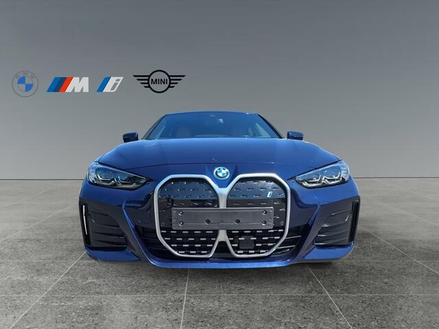 BMW i4 eDrive40 M-SPORT 84 kWh (250kW/340pk) ** LEDER, TREKH, PANO, H&K SOUND, 18-inch LMV ** 1e EIG - UNFALLFREI ** ** INFORMEER OOK NAAR ONZE AANTREKKELIJKE FINANCIAL-LEASE TARIEVEN **