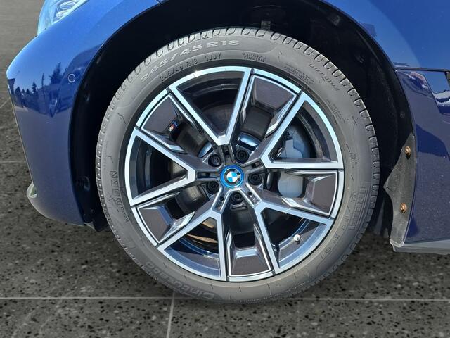 BMW i4 eDrive40 M-SPORT 84 kWh (250kW/340pk) ** LEDER, TREKH, PANO, H&K SOUND, 18-inch LMV ** 1e EIG - UNFALLFREI ** ** INFORMEER OOK NAAR ONZE AANTREKKELIJKE FINANCIAL-LEASE TARIEVEN **