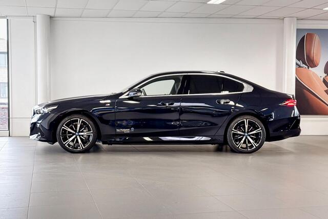 BMW i5 eDrive40 84 kWh | M Sport | Glazen Panoramadak | Harman Kardon | Trekhaak |