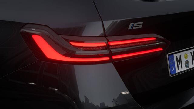 BMW i5 Touring eDrive40 M Sport / Panoramadak / Trekhaak / Adaptieve LED / Comfort Access / Stoelventilatie / Parking Assistant Plus / Stuurverwarming