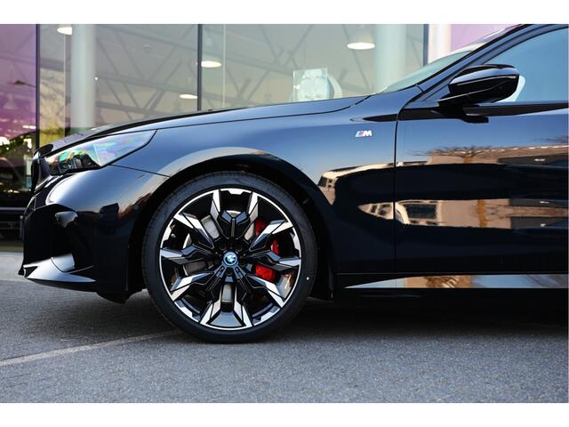 BMW i5 eDrive40 M Sport / Trekhaak / Stoelventilatie / Adaptieve LED / Parking Assistant Plus / Comfort Access / M Sportonderstel / 21" LMV