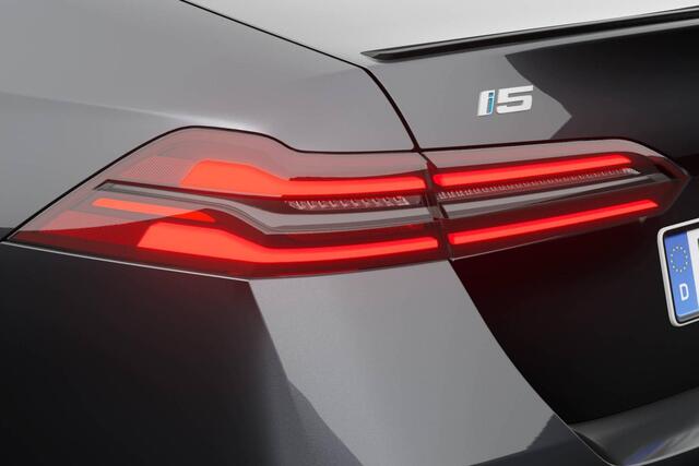 BMW i5 Sedan eDrive40 M Sport Edition | M Sport Pro | Travel Pack | Comfort Pack | Trekhaak | Getint Glas | Laadaansluiting 22kW
