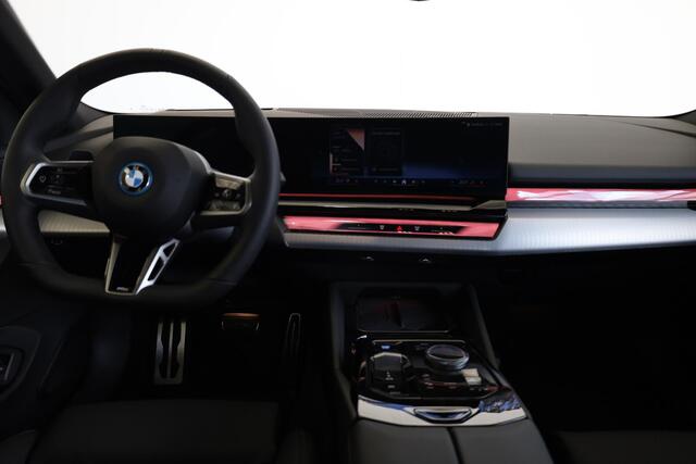 BMW i5 eDrive40 | M Sportpakket | Innovation Pack | Travel Pack | Comfort Pack