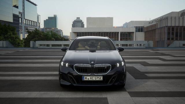 BMW i5 Touring eDrive40 M Sport / Panoramadak / Trekhaak / Bowers & Wilkins / Adaptieve LED / Stoelventilatie / Comfort Access / Parking Assistant Plus / Stuurverwarming
