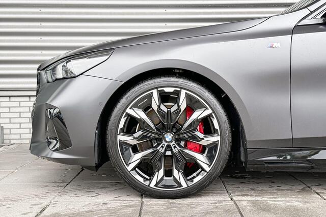 BMW i5 Touring M60 xDrive M Sportpakket Pro / Innovation Pack / Travel Pack / Comfort Pack