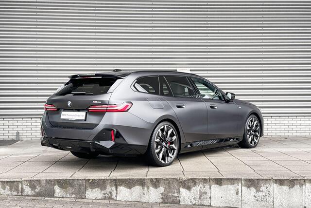 BMW i5 Touring M60 xDrive M Sportpakket Pro / Innovation Pack / Travel Pack / Comfort Pack