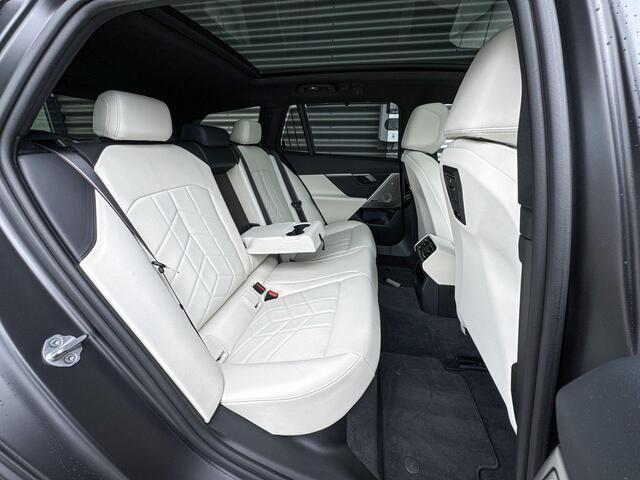 BMW i5 Touring M60 xDrive M Sportpakket Pro / Innovation Pack / Travel Pack / Comfort Pack