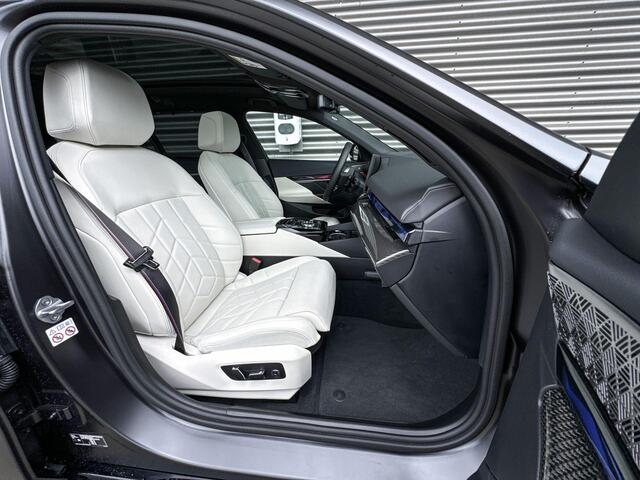 BMW i5 Touring M60 xDrive M Sportpakket Pro / Innovation Pack / Travel Pack / Comfort Pack