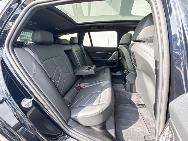 BMW i5 Touring eDrive40 84 kWh M-Sport / Bowers & Wilkins / Driving Assistant Professional / Parking Assistant Plus / Stoelventilatie / Glazen panoramadak / Adaptief onderstel professional / 21 Inch