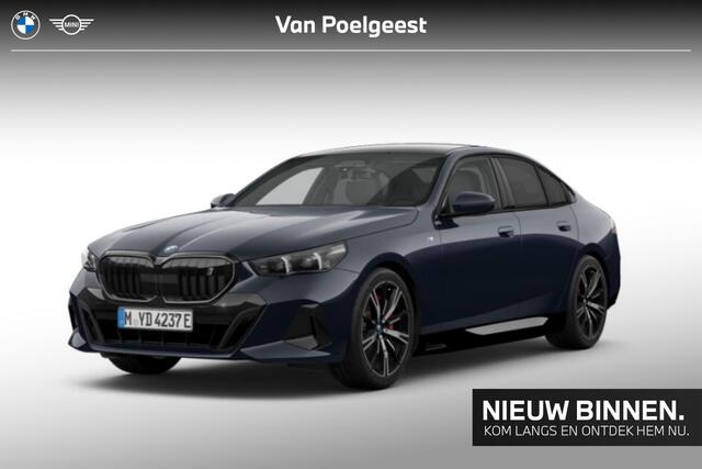 BMW i5 Sedan eDrive40 M Sport Pro / Glazen Dak / 20 Inch / Stoelventilatie / Iconic Glow / Stuurwielrand verwarming / Harman Kardon / Driving Assistant plus / Parking Assistant / Getint Glas