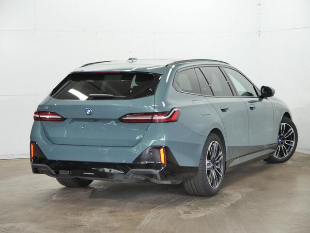 BMW i5 Touring eDrive40 M-Sport - Onderstel Prof - Pano - Trekhaak - Bowers & Wilkins