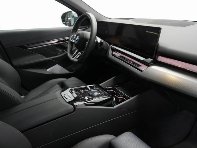 BMW i5 Touring eDrive40 M-Sport - Onderstel Prof - Pano - Trekhaak - Bowers & Wilkins
