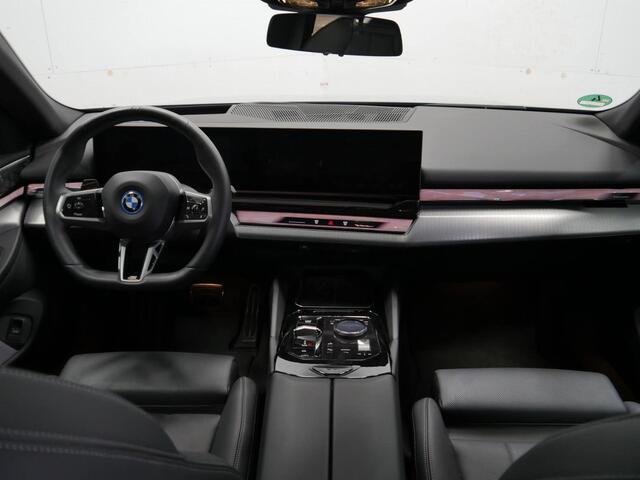 BMW i5 Touring eDrive40 M-Sport - Onderstel Prof - Pano - Trekhaak - Bowers & Wilkins