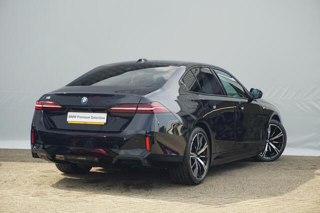 BMW i5 Sedan eDrive40 M Sportpakket 20'' / Panoramadak / Comfortstoelen / Harman Kardon / Driving Assistant Plus