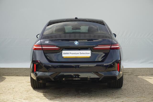 BMW i5 Sedan eDrive40 M Sportpakket 20'' / Panoramadak / Comfortstoelen / Harman Kardon / Driving Assistant Plus