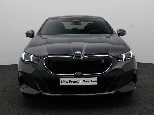 BMW i5 Sedan eDrive40 M Sportpakket Pro | M Sport Edition | Travel Pack | Comfort Pack | Trekhaak | Comfortstoelen | Driving Assistant Plus | Harman Kardon | 20''