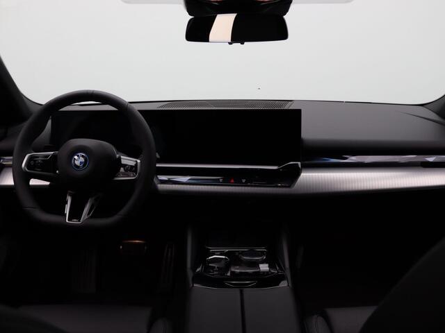 BMW i5 Sedan eDrive40 M Sportpakket Pro | M Sport Edition | Travel Pack | Comfort Pack | Trekhaak | Comfortstoelen | Driving Assistant Plus | Harman Kardon | 20''