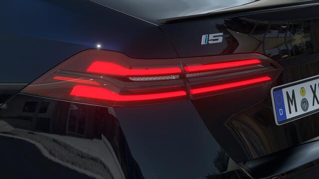 BMW i5 eDrive40 M Sport / Panoramadak / Bowers & Wilkins / Adaptieve LED / Comfort Access / Parking Assistant Plus / Stoelventilatie / M Sportonderstel / Stuurverwarming