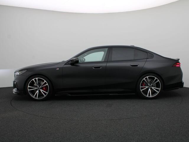 BMW i5 M60 xDrive M Sportpakket Pro | Innovation Pack | Travel Pack | Comfort Pack | Adaptief M Onderstel Professional | Panoramadak | Driving Assistant Professional | Bowers & Wilkins | M Performance Accessoires | 20''