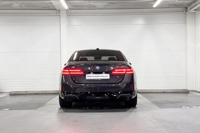 BMW i5 eDrive40 | M-Sport Pro | Travel Pack | Innovation Pack | Comfort Pack | Driving Assistant Plus | Bowers&Wilkins | Panoramadak | Comfort Access | Trekhaak