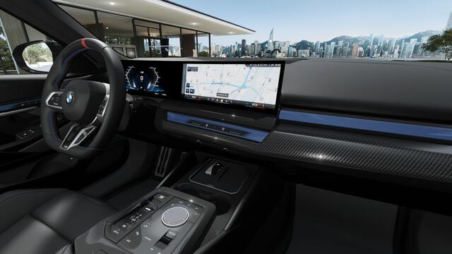 BMW i5 M60 xDrive / Panoramadak / Trekhaak / M Multifunctionele Stoelen / Bowers & Wilkins / Adaptief onderstel professional / Adaptieve LED