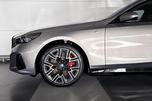BMW i5 Touring xDrive40 84 kWh | M Sportpakket Pro | Innovation Pack | Comfort Pack