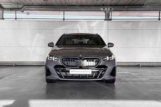 BMW i5 Touring xDrive40 84 kWh | M Sportpakket Pro | Innovation Pack | Comfort Pack