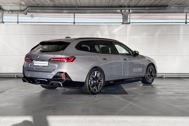 BMW i5 Touring xDrive40 84 kWh | M Sportpakket Pro | Innovation Pack | Comfort Pack