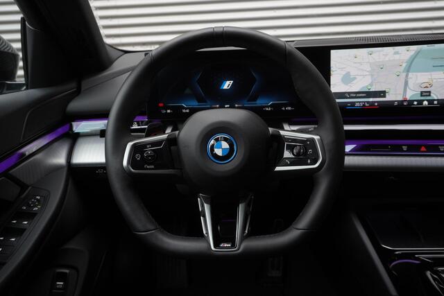 BMW i5 Touring eDrive40 M Sportpakket | Trekhaak met elektrisch wegklapbare kogel | Driving Assistant Plus | Parking Assistant | Alarmsysteem klasse 3