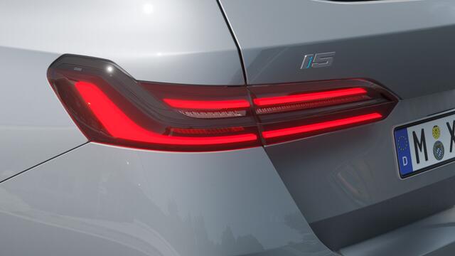 BMW i5 Touring eDrive40 M Sport / Panoramadak / Trekhaak / Bowers & Wilkins / Parking Assistant Plus / Adaptieve LED / Stoelventilatie / Stuurverwarming