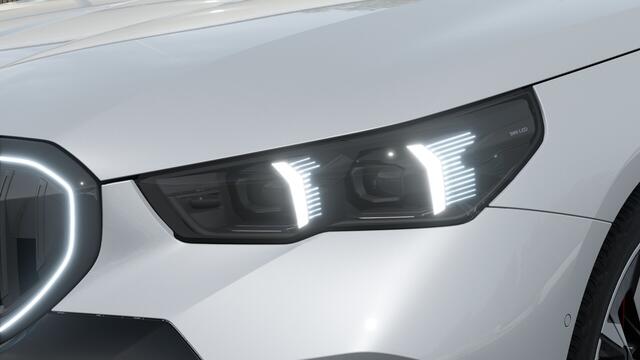 BMW i5 Touring eDrive40 M Sport / Panoramadak / Trekhaak / Bowers & Wilkins / Parking Assistant Plus / Adaptieve LED / Stoelventilatie / Stuurverwarming