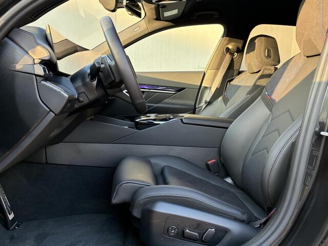 BMW i5 XDrive40 M Sport Edition 84 kWh 4WD / Fabrieksgarantie t/m 04-2028 / SOH 97,29% / Elektrische Trekhaak (1500KG) / Comfort Pack / Innovation Pack / M Sportpakket Pro / Travelpack /