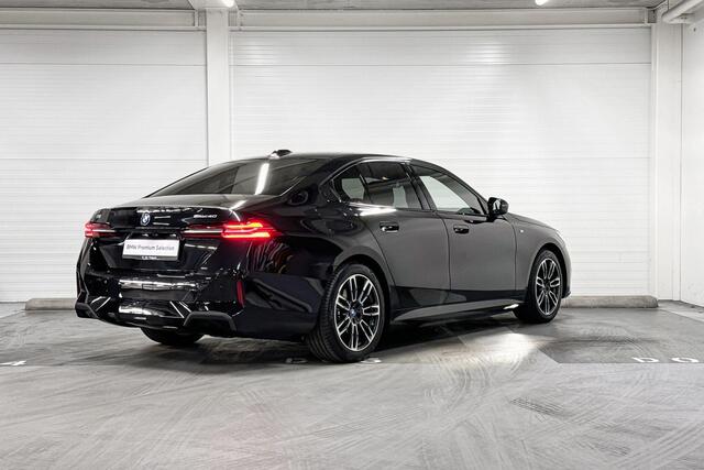 BMW i5 Sedan eDrive40 | M-Sport | Travel Pack | Comfort Pack | Driving Assistant Plus | Harman/Kardon | Comfort Access | Trekhaak