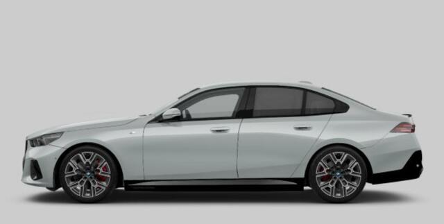 BMW i5 eDrive40 84 kWh M Sport Pro - Trekhaak - Driving Assistant Plus - Comfort Access - getinte Ruiten - Elektrisch verwarmde voorstoelen - Harman kardon - Iconic Glow - Active Guard - Parking Assistant -