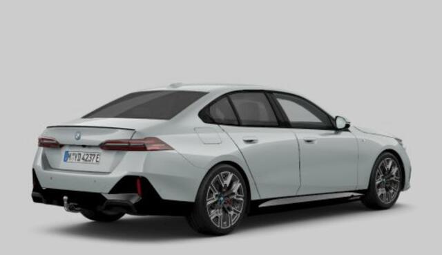 BMW i5 eDrive40 84 kWh M Sport Pro - Trekhaak - Driving Assistant Plus - Comfort Access - getinte Ruiten - Elektrisch verwarmde voorstoelen - Harman kardon - Iconic Glow - Active Guard - Parking Assistant -