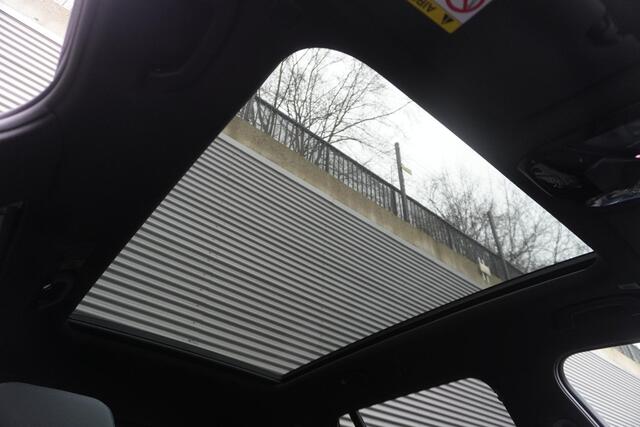 BMW i5 Touring eDrive40 M Sportpakket | Comfort Pack | Trekhaak met elektrisch wegklapbare kogel | Glazen panoramadak | Driving Assistant Professional | Harman-Kardon sound system