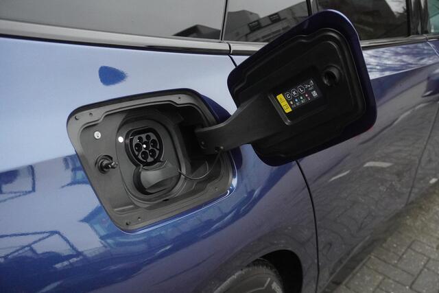 BMW i5 Touring eDrive40 M Sportpakket | Comfort Pack | Trekhaak met elektrisch wegklapbare kogel | Glazen panoramadak | Driving Assistant Professional | Harman-Kardon sound system