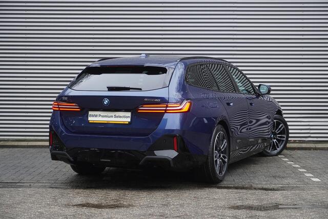 BMW i5 Touring eDrive40 M Sportpakket | Comfort Pack | Trekhaak met elektrisch wegklapbare kogel | Glazen panoramadak | Driving Assistant Professional | Harman-Kardon sound system