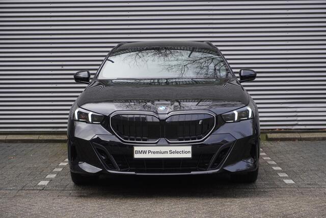 BMW i5 Touring eDrive40 M Sportpakket Pro | Panoramadak elektrisch | Bowers & Wilkins Surround Sound System | Driving Assistant Professional | Adaptieve LED-koplampen