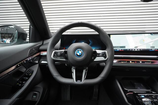 BMW i5 Touring eDrive40 M Sportpakket Pro | Panoramadak elektrisch | Bowers & Wilkins Surround Sound System | Driving Assistant Professional | Adaptieve LED-koplampen
