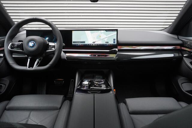 BMW i5 Touring eDrive40 M Sportpakket Pro | Panoramadak elektrisch | Bowers & Wilkins Surround Sound System | Driving Assistant Professional | Adaptieve LED-koplampen