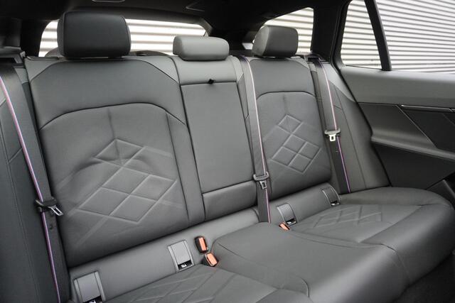 BMW i5 Touring eDrive40 M Sportpakket Pro | Panoramadak elektrisch | Bowers & Wilkins Surround Sound System | Driving Assistant Professional | Adaptieve LED-koplampen