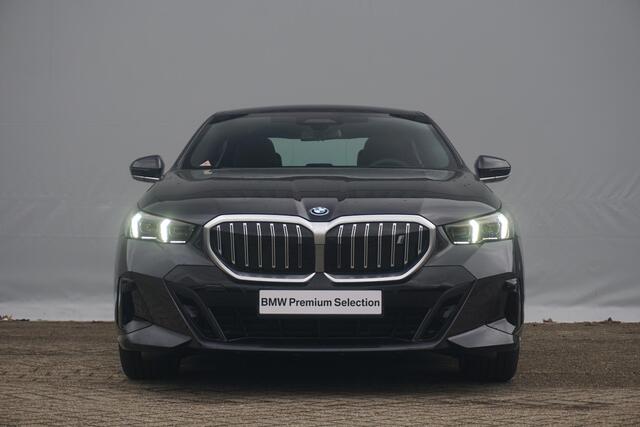 BMW i5 eDrive40 M Sport | Trekhaak / Panoramadak / Driving Assistant Professional / Parking Assistant Professional / Elektrische Comfortstoelen + Memory / Stoelventilatie / Head-up / Rondomzicht camera's
