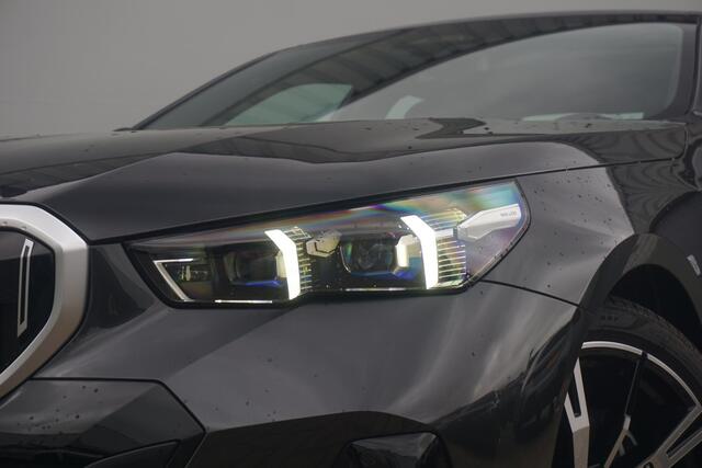 BMW i5 eDrive40 M Sport | Trekhaak / Panoramadak / Driving Assistant Professional / Parking Assistant Professional / Elektrische Comfortstoelen + Memory / Stoelventilatie / Head-up / Rondomzicht camera's