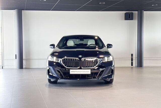 BMW i5 eDrive40 M Sport Edition | Glazen Panoramadak | Stoelventilatie | Harman Kardon | Trekhaak |