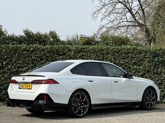 BMW i5 eDrive40 | M-Sport Pro | 21'' | M Performance carbon ext. | Harman/Kardon | Driv. Plus | Driv. Ass. | Getint glas | Adapt. LED | Stuur + stoelverw.